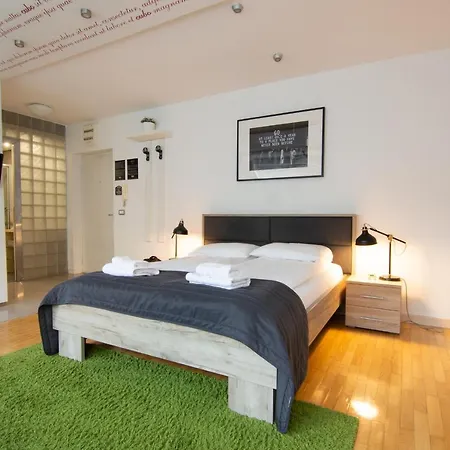 Zigzag Apartment *