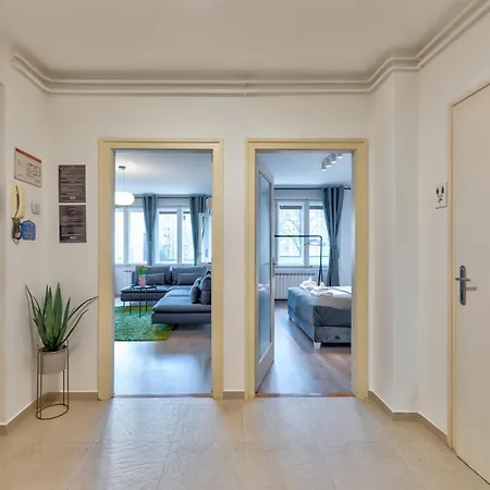 Zigzag Apartment *