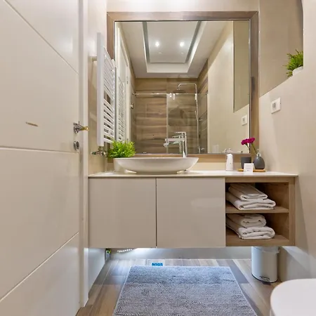 Zigzag Apartment *